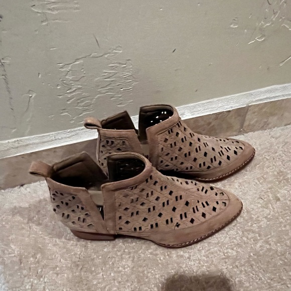 Tan suede Ankle booties, - Picture 3 of 3